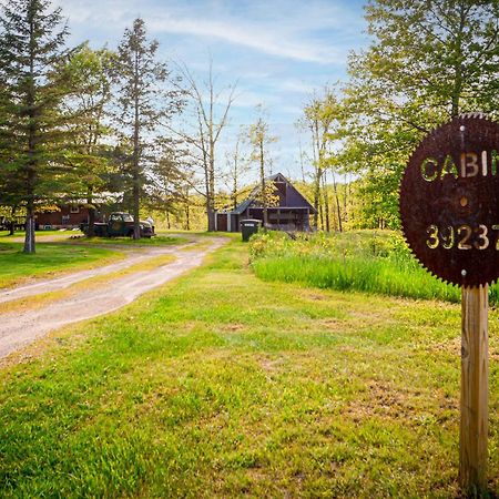 Cozy Cabin With Hottub At Cloverdale Cabins Hinckley Eksteriør bilde