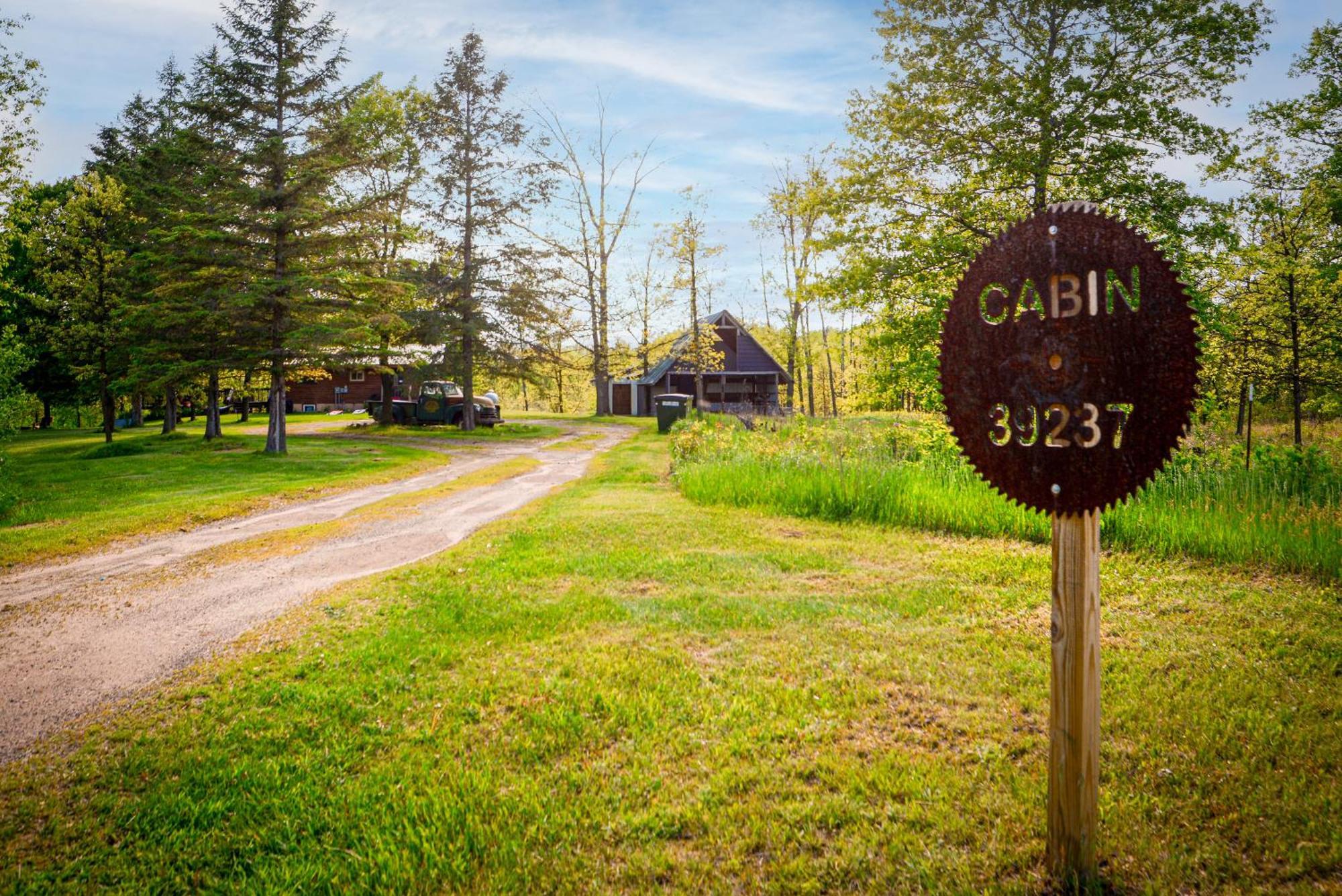 Cozy Cabin With Hottub At Cloverdale Cabins Hinckley Eksteriør bilde
